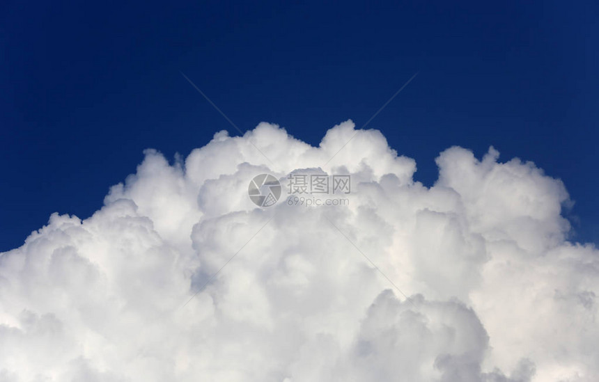 在蓝天的抽象夏天白云图片