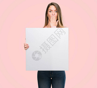 遮瑕粉底液海报漂亮的年轻女子手持广告横幅遮嘴插画