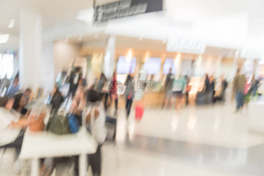 在美国加利福尼亚州旧金山机场的餐厅区等候和用餐的旅客群体模糊不清航站楼登机区的抽象背图片