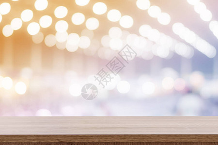 空木质桌和抽象的模糊图像背景显示产背景图片