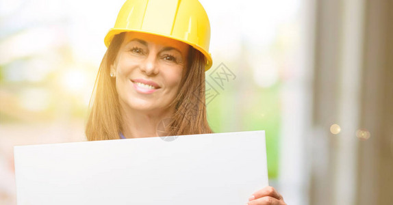 工程师建筑工人女手持空白广告横幅广告报价或公告的好海报图片