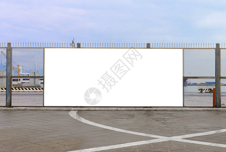 一个空白的广告牌准备在港口围栏上做新的广告图片