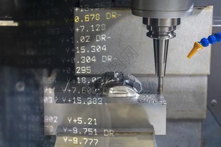 CNC碾磨机的抽象场景和G码数据切割模具部分高科技制造过程图片