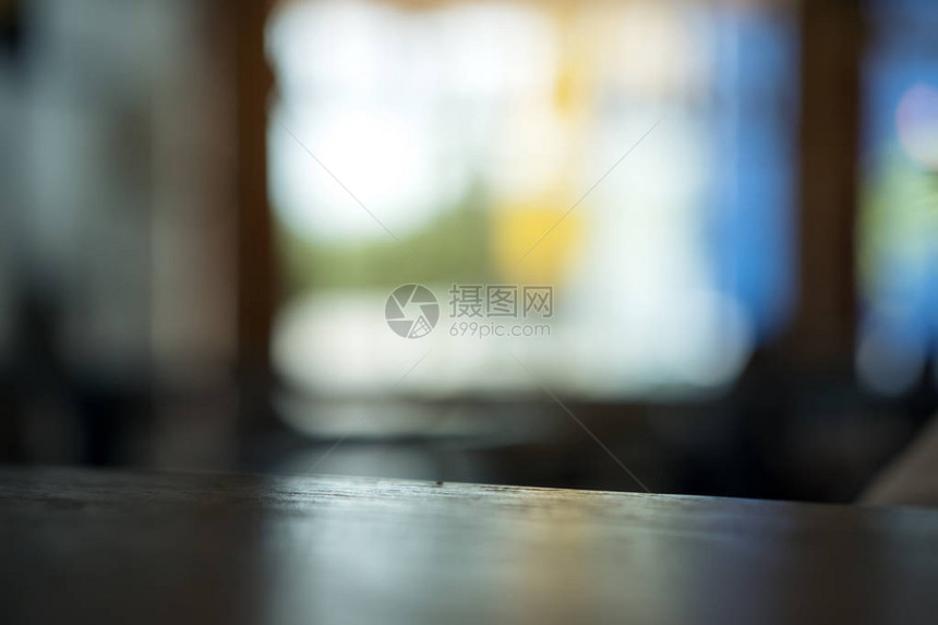 咖啡厅的木制桌布OKh抽象图片