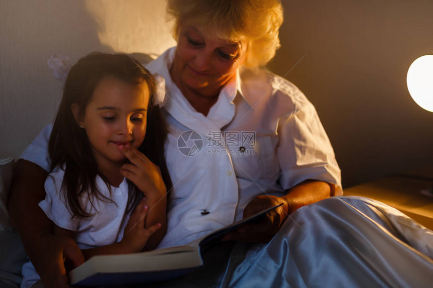 祖母给她的小孙女读童话图片