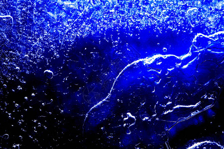 漂亮的抽象蓝色背景由冰下的水制成图片