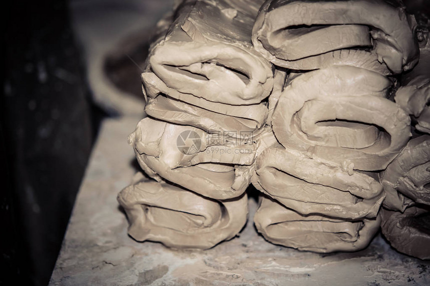 湿白粘土特写抽象的湿粘土在桌子上Sculptor用白粘土雕刻花盆产品黑暗的作坊陶艺瓦罐大师文化传统手工图片