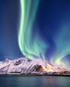 挪威峡湾挪威罗弗敦群岛上的北极光山上的绿色北极光与极光的夜空夜间冬季景观与极光和水面上的反射挪插画