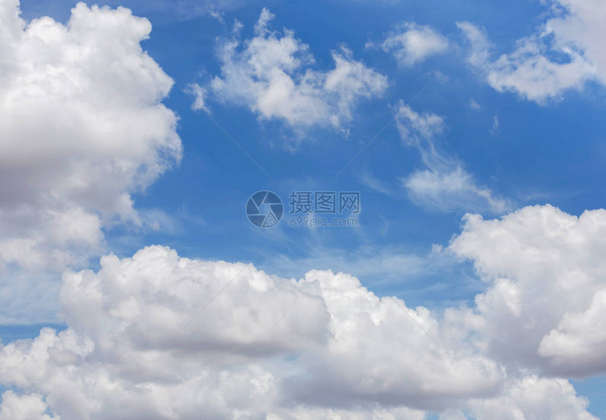 热带气候中清澈蓝天上的抽象白云图片