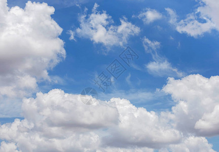 热带气候中清澈蓝天上的抽象白云图片
