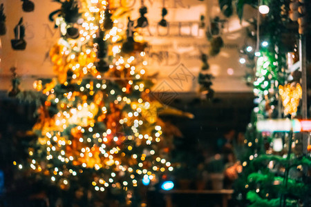 圣诞树灯是放在房间的抽象背景图片