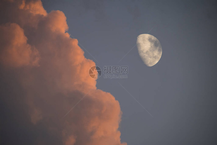 在天空背景的抽象满月图片