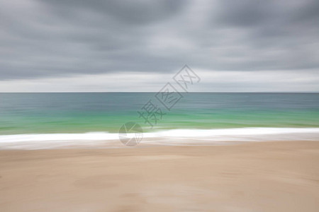 沙滩翡翠绿海洋和多云天空的抽象自然背景图像图片