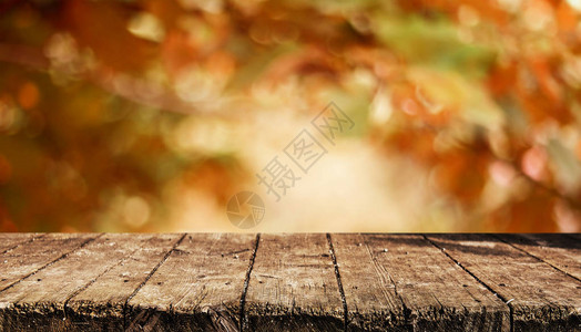 自然背景模糊的空木桌图片