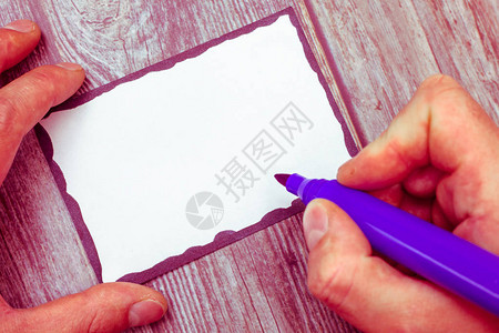 用于邀请贺卡促销海报凭证布局的业务空模板Huanalysis手持记号笔在空白索引大小的背景图片