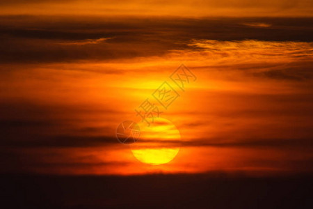 夕阳下的红云背后的太阳图片