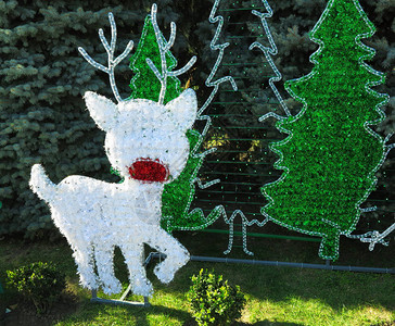 圣诞英雄代表了驯鹿和雪人的组成而不是绿色图片