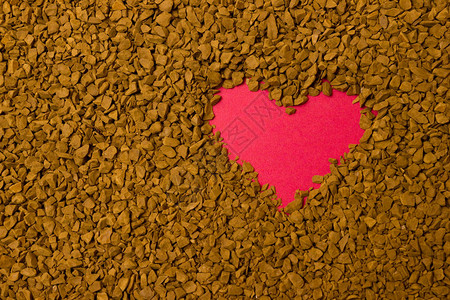 以心脏形状的干咖啡粒子棕图片