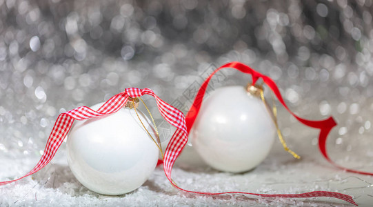 圣诞白球红丝带和雪抽象bok图片