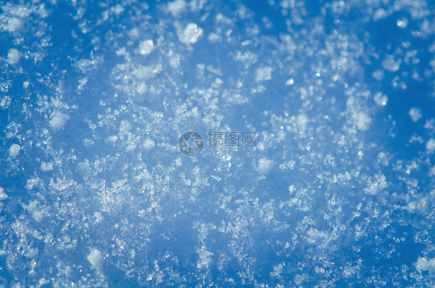 阳光明媚的日子下雪抽象闪亮的雪背景蓝图片
