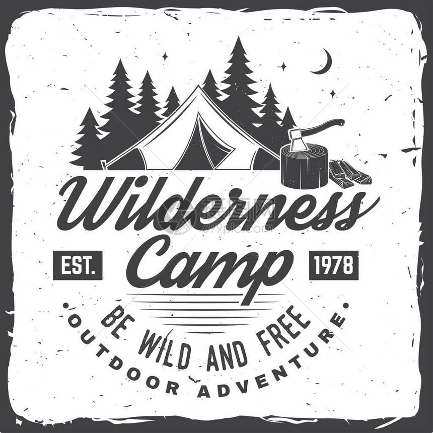 荒野营地狂野而自由矢量图徽章衬衫或标志印刷品邮票或T恤的概念带有露营帐篷和森林剪影的图片