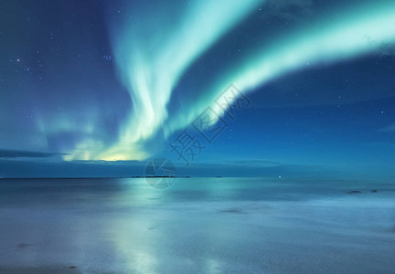 纳罗伊峡湾挪威罗弗敦群岛上的北极光海洋上空的绿色北极光与极光的夜空夜间冬季景观与极光和水面上的反射挪插画