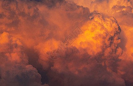 戏剧橙色天空和云彩抽象背景橙色云彩的顶视图温暖的天气背景橙色云彩纹图片