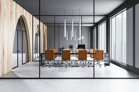 办公室会议室内部有灰色玻璃和木墙瓷砖地板和带棕色椅子的灰色桌子图片