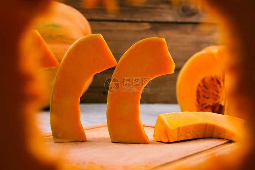 木板上的橙色南瓜片南瓜片的小插图素食成熟水图片