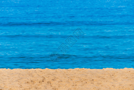 模糊的背景海抽象的夏天背景阳光映照在海面上图片