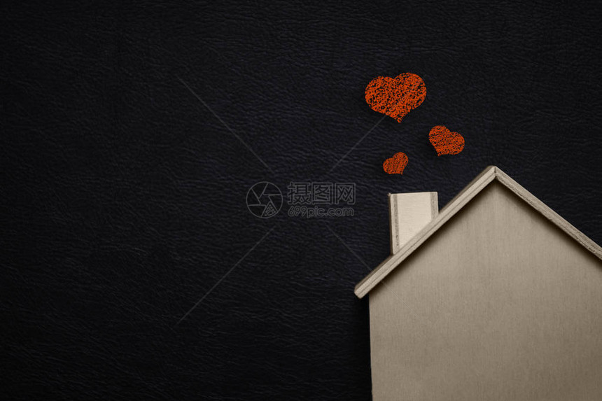 家与红色的心甜蜜的家木房子和黑色皮革背景幸福的家庭生活方式和爱人的概念我们之间的未来资产主题婚礼仪图片