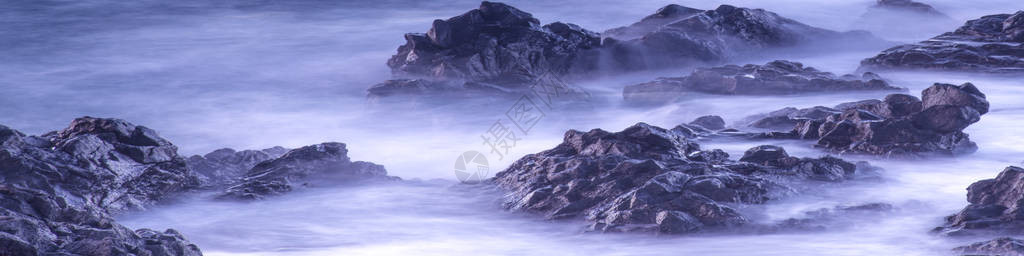 具有岩石天然水的长雾效应的水照片Panorama或横幅抽象背景图片