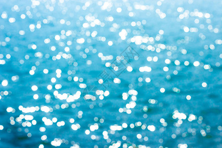 抽象的散景阳光背景与夏天蓝色的大海图片