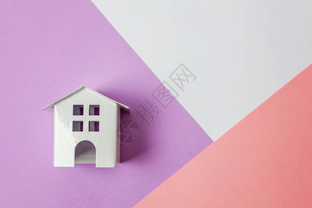 地产周年答谢简单地设计与孤立在白色紫罗兰色粉彩色时尚几何背景上的微型白色玩具屋抵押财产保险梦想家园概念平躺顶插画
