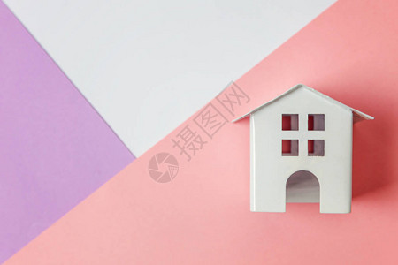 地产周年答谢简单地设计与孤立在白色紫罗兰色粉彩色时尚几何背景上的微型白色玩具屋抵押财产保险梦想家园概念平躺顶插画
