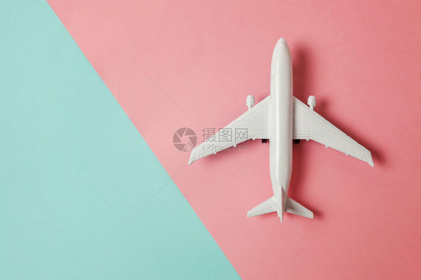 简单平躺设计微型玩具模型平面蓝色和粉红色柔和的彩色纸时尚几何背景乘飞机度假夏季周末海上图片
