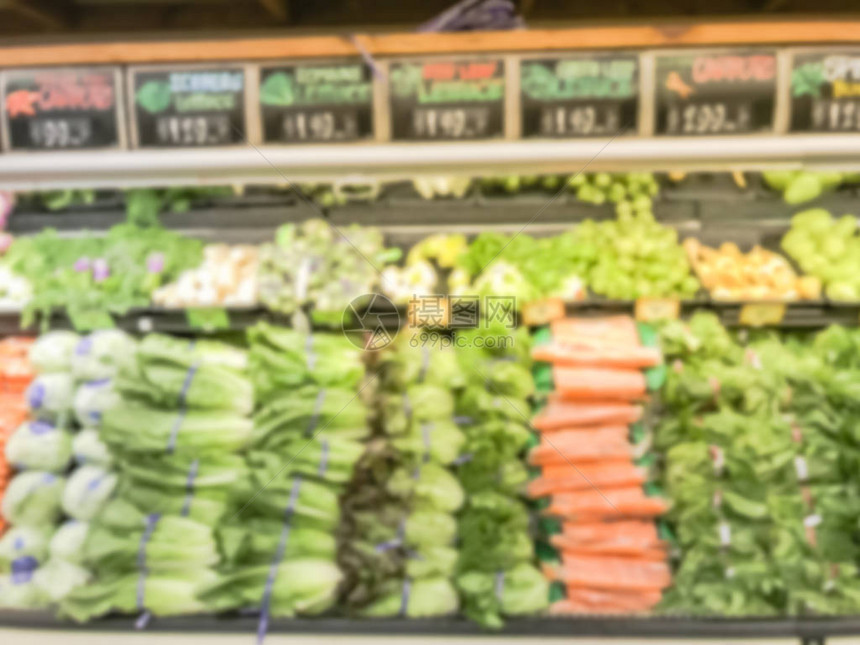 在杂货店的凉爽展示上模糊抽象的广泛选择的新鲜蔬菜超市货架上散焦的背景图片