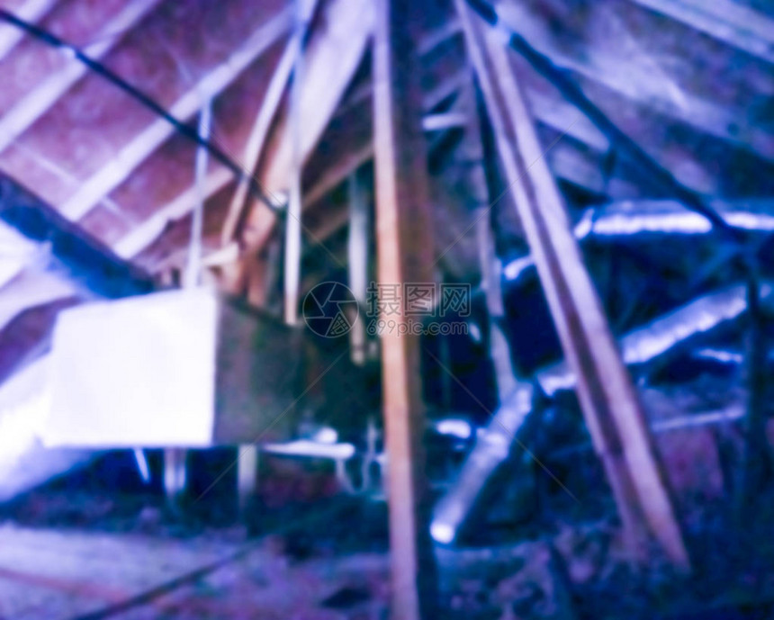 安装HVAC通风口的木屋阁楼绝缘内的抽象模糊天花板住宅屋顶椽子中的散焦背图片