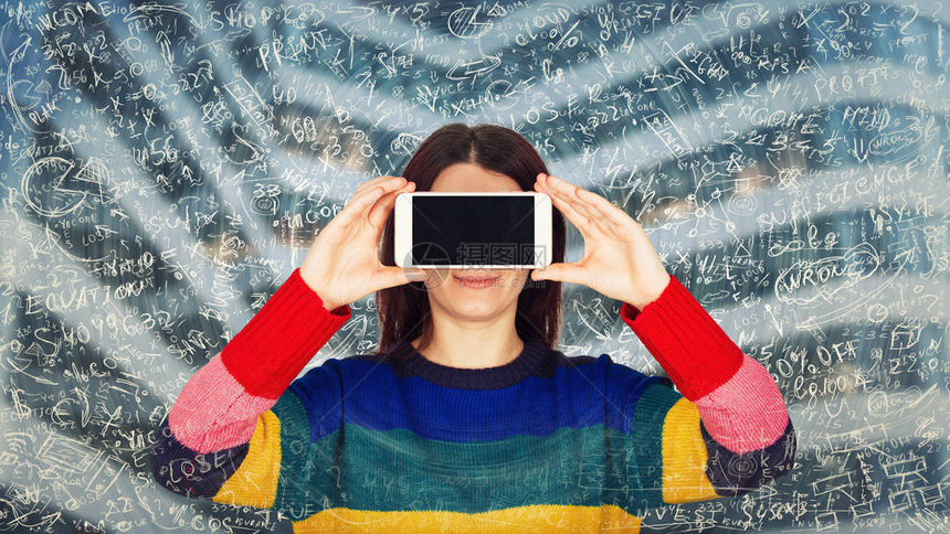 抽象的现代教育技术作为学生女拿着智能手机像虚拟现实眼镜一样解决了困难的数学计算公式和漂浮图片
