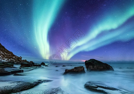 俯瞰挪威罗弗敦挪威罗弗敦群岛上的北极光海洋岸上方的绿色北极光与极光的夜空夜间冬季景观与极光和水面上的反射挪插画