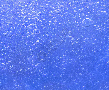 蓝色水中的抽象泡图片