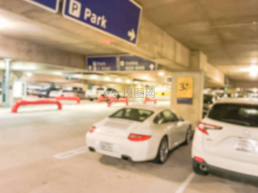 美国机场模糊抽象车库停车场与指标引导系统人们可以通过看到头顶上的小绿灯来寻找停车位智能图片