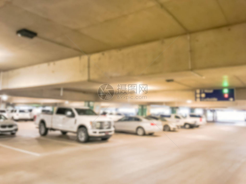 美国机场模糊抽象车库停车场与指标引导系统人们可以通过看到头顶上的小绿灯来寻找停车位智能图片