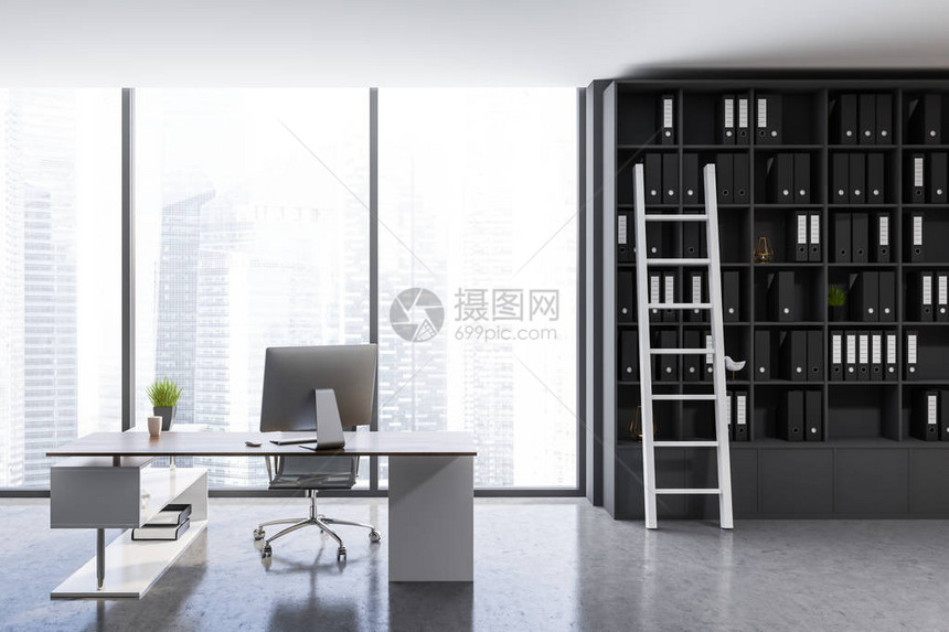 时尚的首席执行官办公室内部配有灰色墙壁混凝土地板全景窗户白色和木制电脑桌以及带梯子的灰色书柜图片