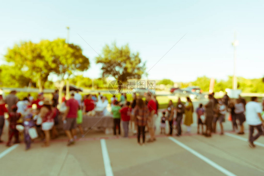 在美国得克萨斯州达拉斯附近的地方节上排队享受膳食的抽象多样人群图片