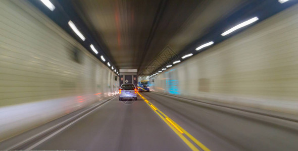 索尔顿穿透深色隧道的交通抽象插画