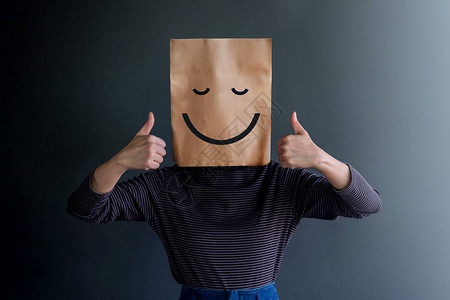 客户体验或人类情感概念女人用纸袋盖住脸图片
