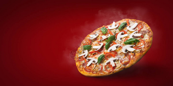 热烟熏意大利比萨饼在空气中刚从烤炉复图片