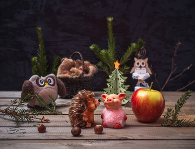 一个有趣的童话故事是关于树刺猪和小猪的两个玩具在森林里图片