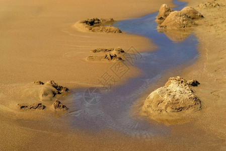 潮湿的沙海岸上自然抽象景观有抽插画